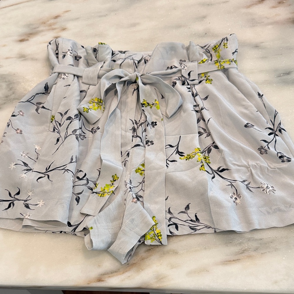 L'AGENCE 100% silk Light Gray Floral High-Waist Shorts with Yellow Accent size 6